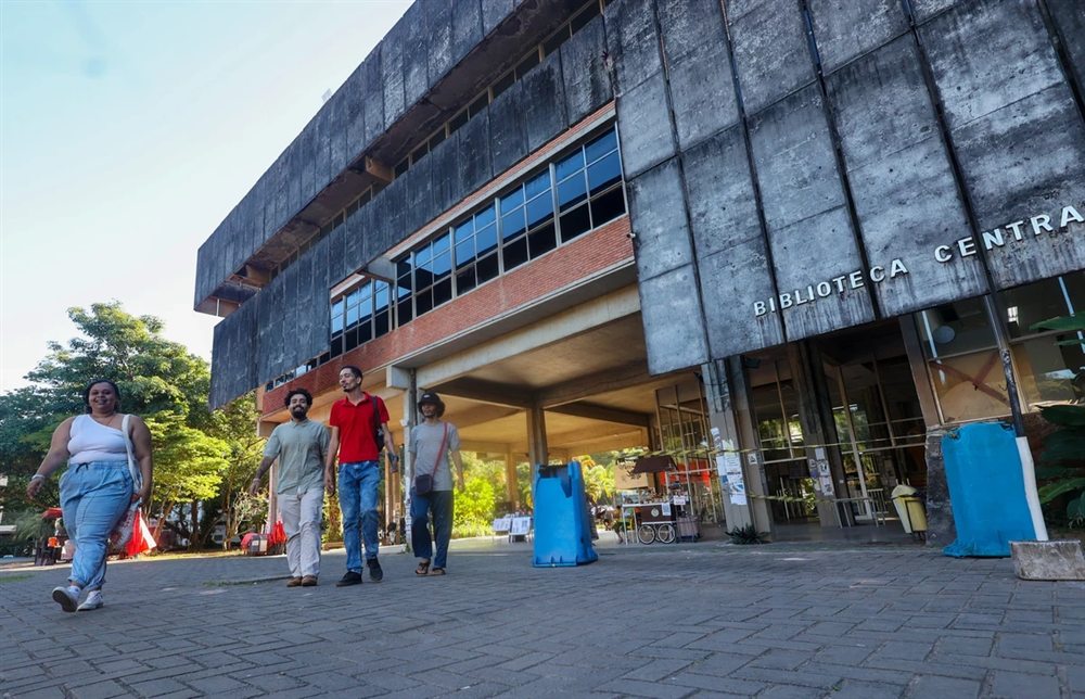 Fachada da Biblioteca Central da UFBA, com estudantes caminhando à frente